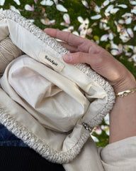 Åbentstående beige Teddy Clutch