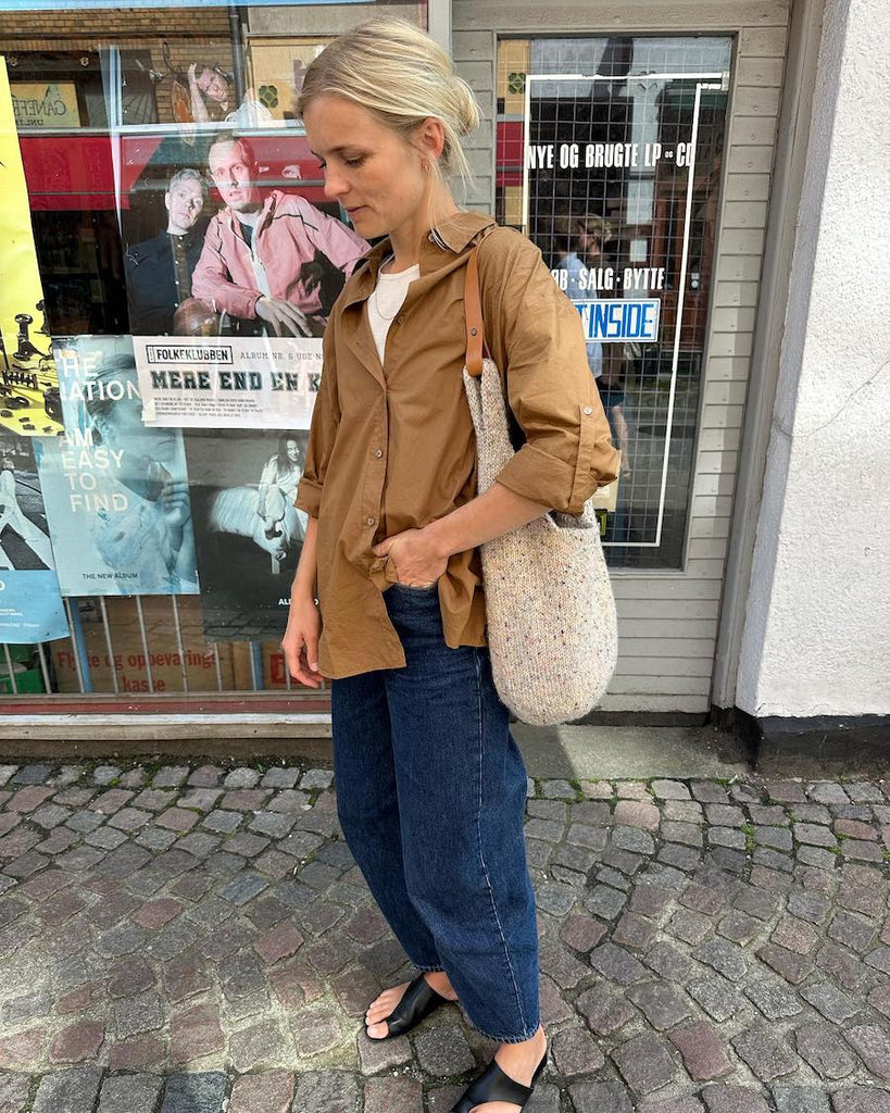 Kvinde med beige og nistret Terrazzo Bag