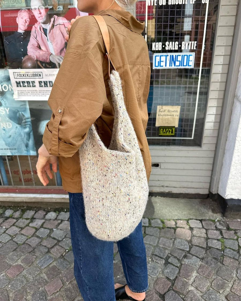 Kvinde med beige og nistret Terrazzo Bag set bagfra