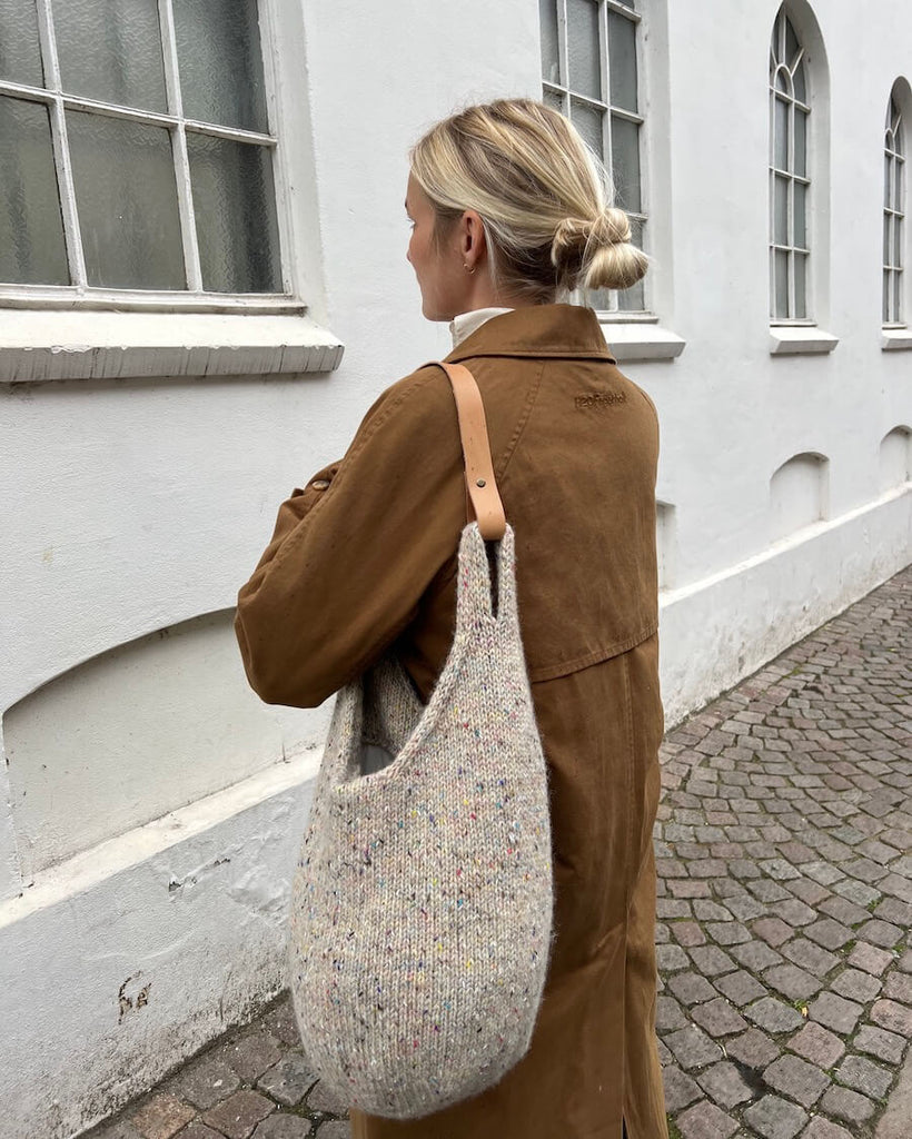 Kvinde med beige og nistret Terrazzo Bag set bagfra
