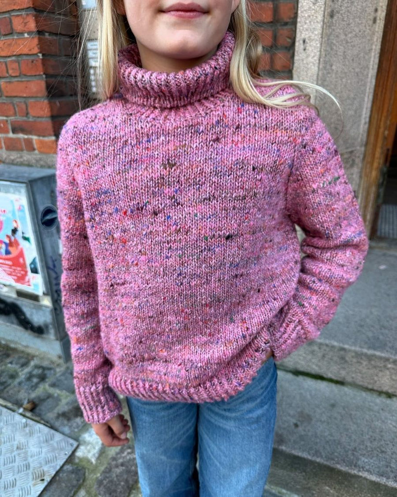 Pige iført pink Terrazzo Sweater Junior
