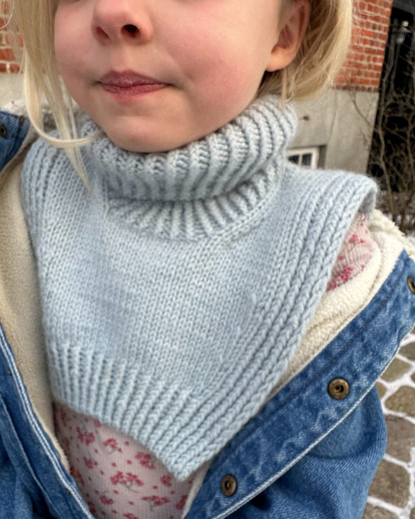 Pige iført lyseblå Terrazzo Neck Junior