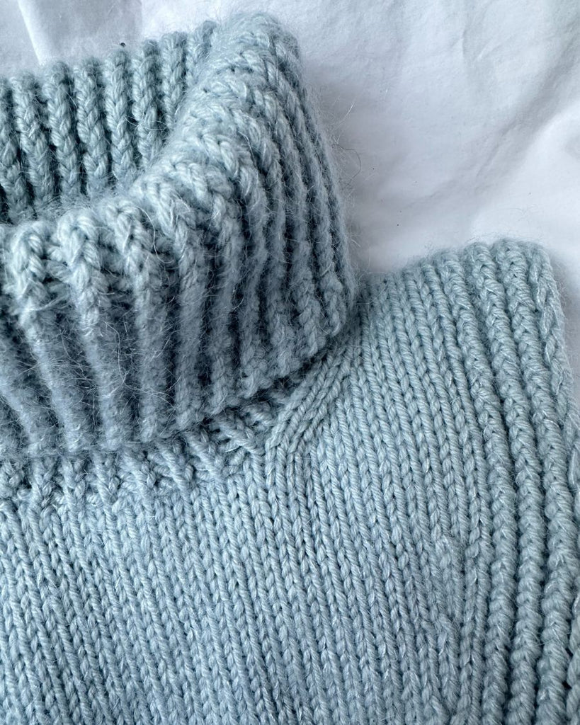 Closeup af lyseblå Terrazzo Neck Junior