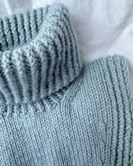 Closeup af lyseblå Terrazzo Neck Junior