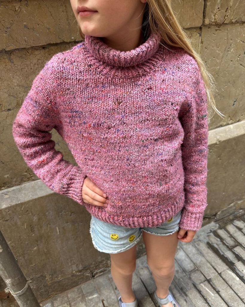 Pige iført pink Terrazzo Sweater Junior