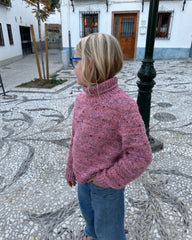 Pige iført pink Terrazzo Sweater Junior