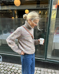 Kvinde iført multifarvet Terrazzo Sweater