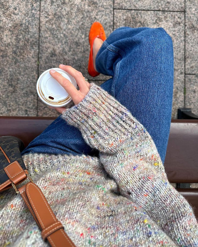 Kvinde iført multifarvet Terrazzo Sweater set ovenfra