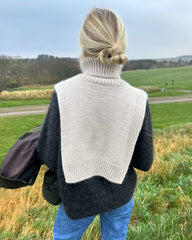 Kvinde med hvid Terrazzo Neck set bagfra