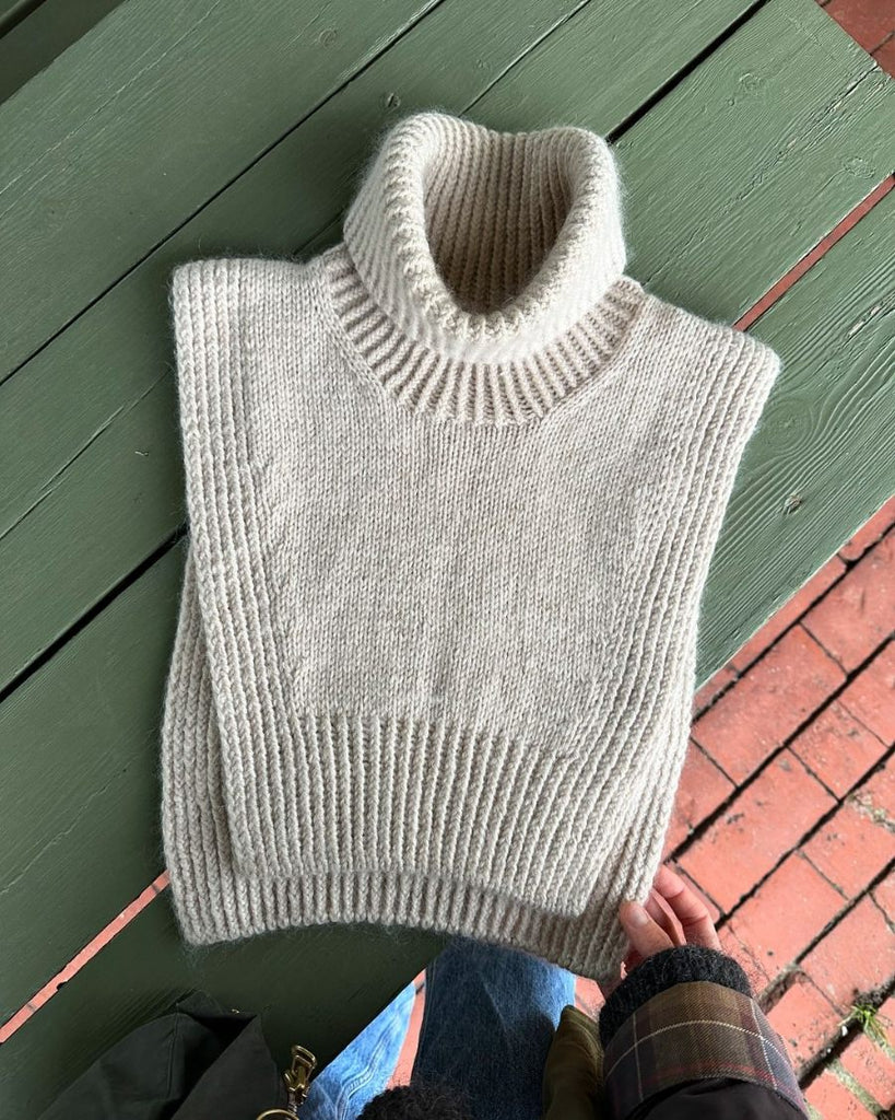 Hvid Terrazzo Neck på havebord