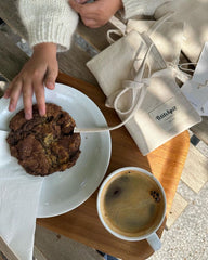 To go Knitter's Needle Case lukket på bord med kaffe