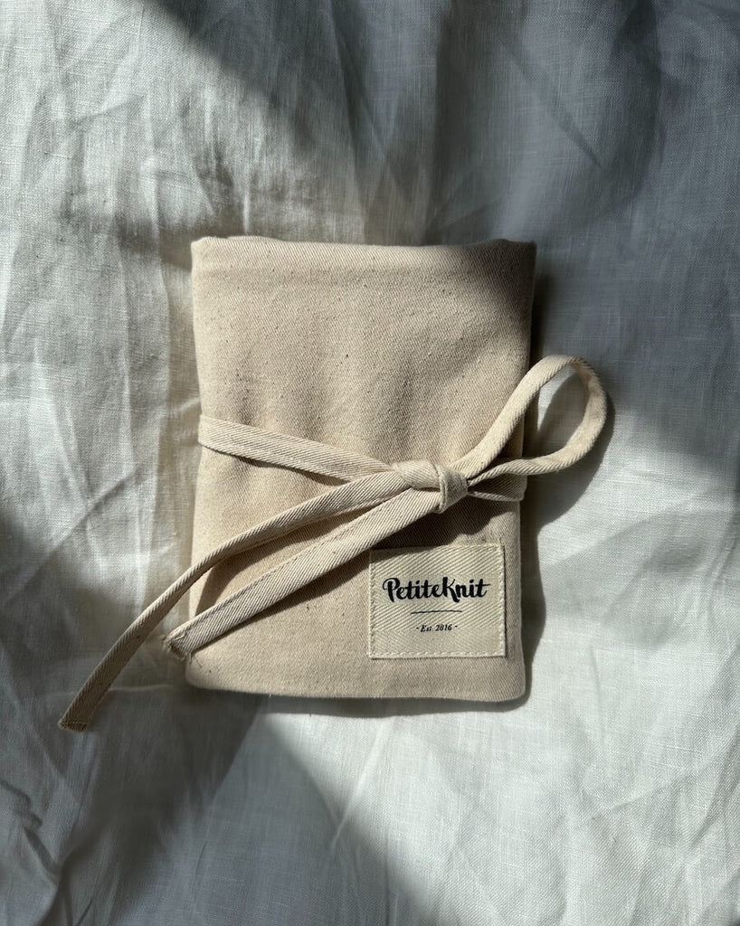 Pindeetui med logo liggende