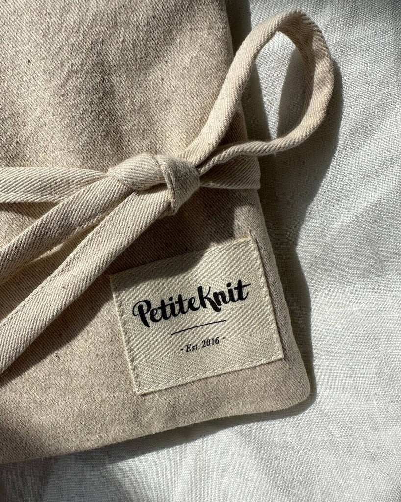 Nærbillede af Petiteknit label på pindeetui