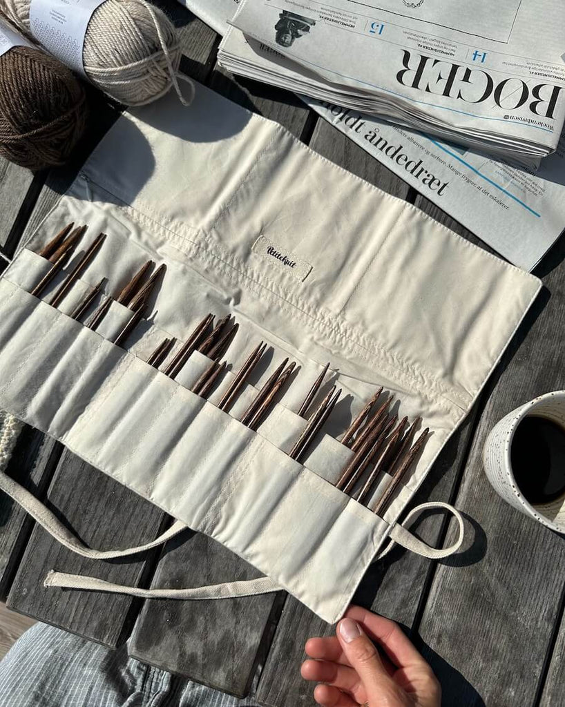 Knitter's Needle Case med udskiftelige rundpinde i økologisk bomuld