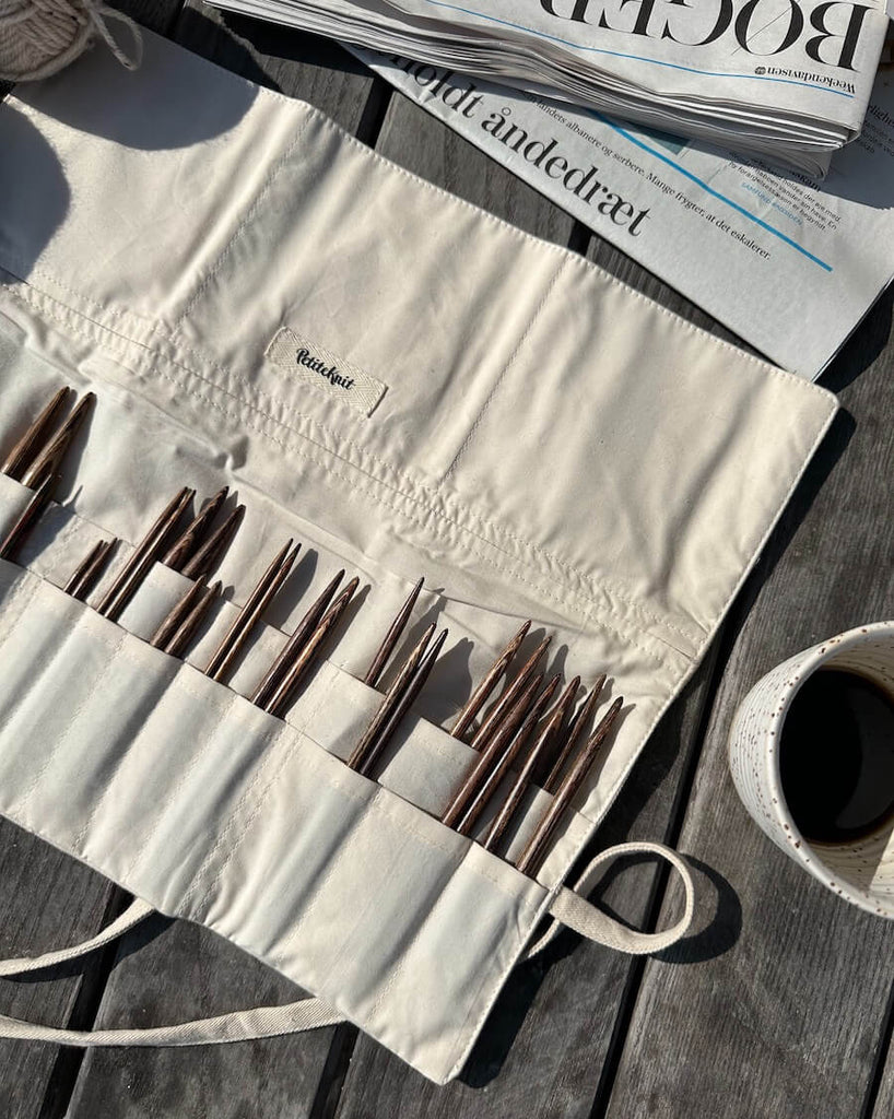 Pindeetui med strikkepinde i