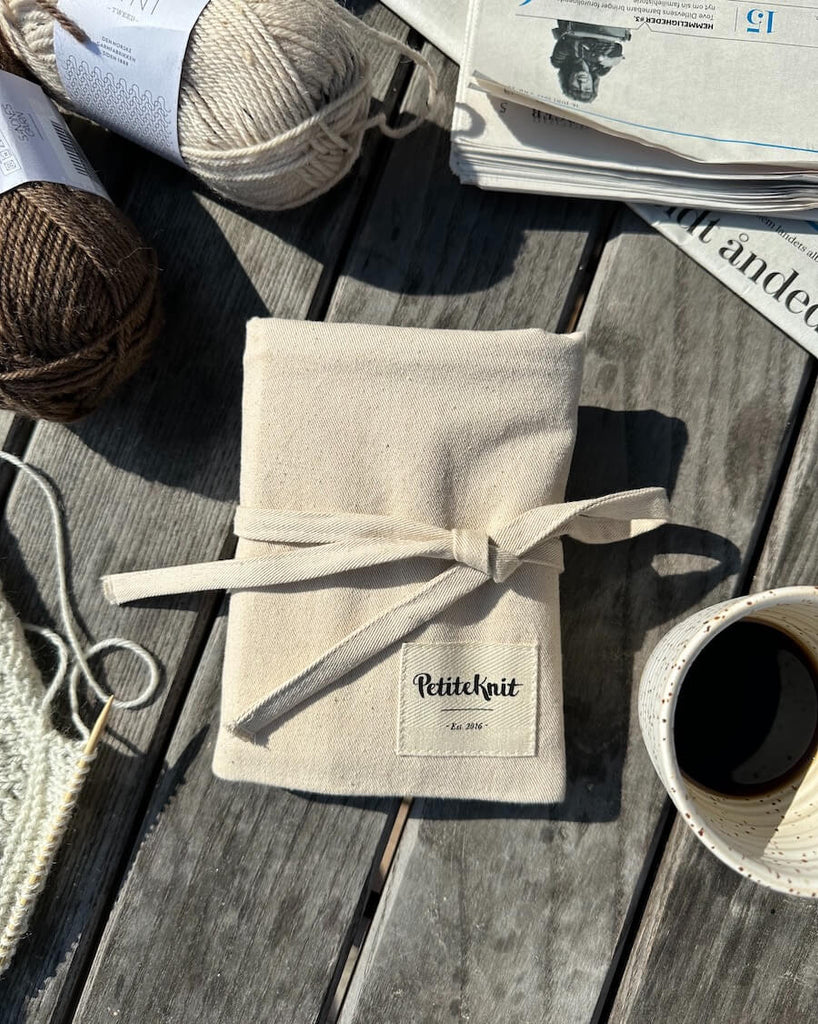 Pindeetui lukket med snøre