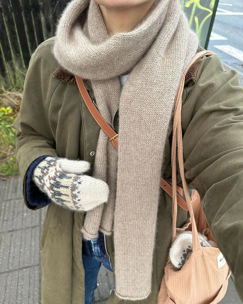 Kvinde iført beige Vienna Scarf