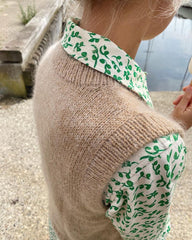 Kvinde iført beige Stockholm Slipover V-neck set fra skulderen