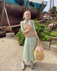 Kvinde iført beige Stockholm Slipover V-neck