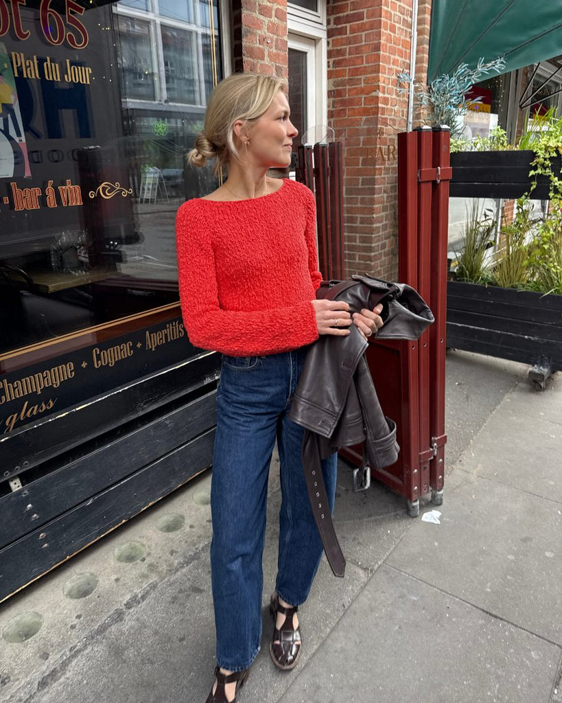 Kvinde med rød Wave Tee