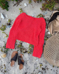 Rød Wave Tee liggende på stranden