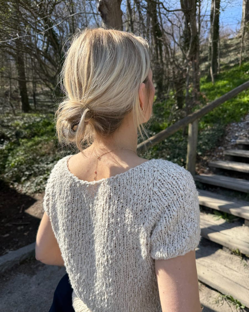 Kvinde med hvid Wave Tee set bagfra