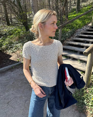 Kvinde med hvid Wave Tee