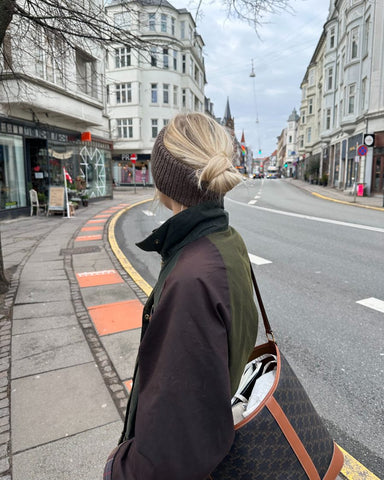 Kvinde iført brunt Weekend Pandebånd