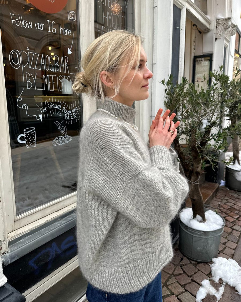 Kvinde iført lysegrå Weekend Sweater set fra siden