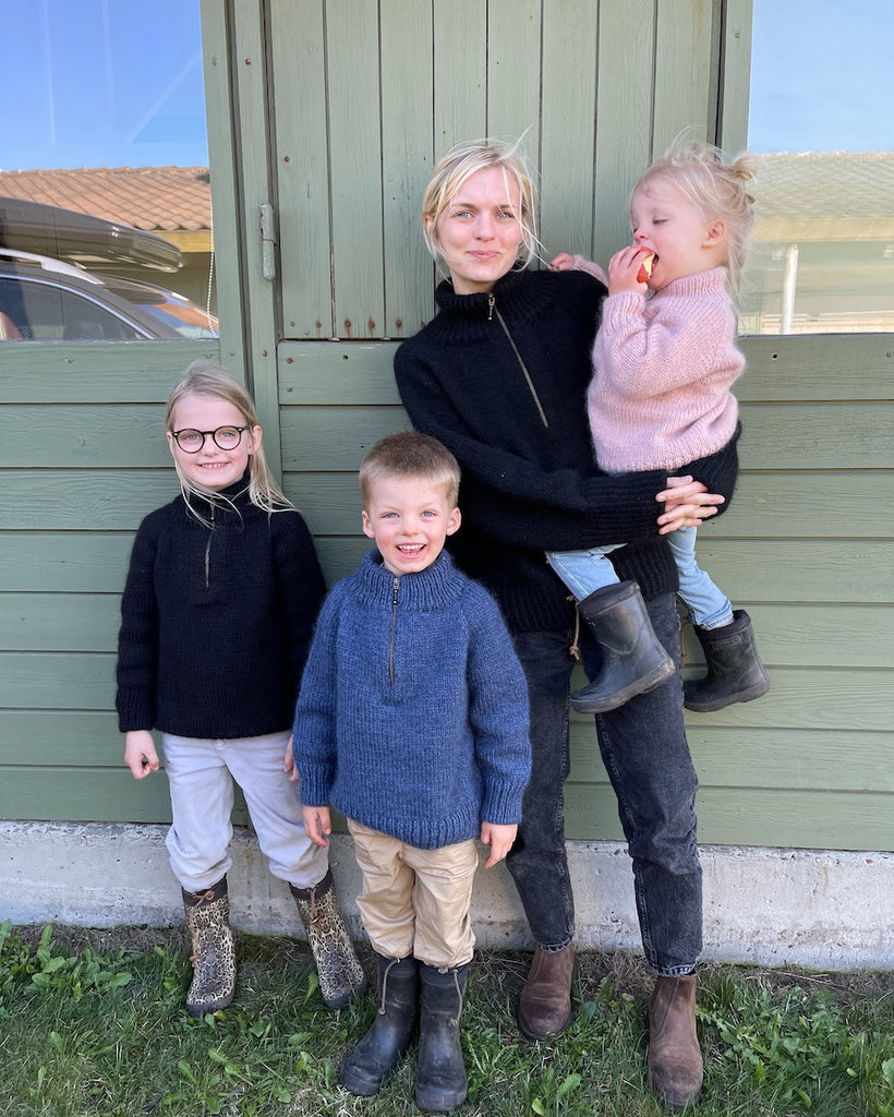 Kvinde og tre børn - alle iført Zipper Sweatre