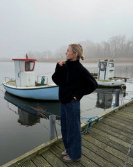 Kvinde iført sort Zipper Sweater