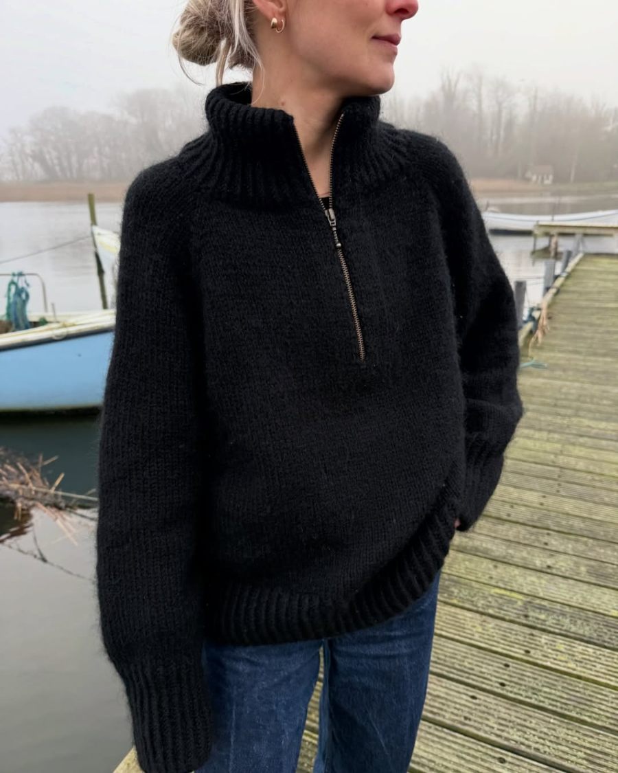 Kvinde iført sort Zipper Sweater