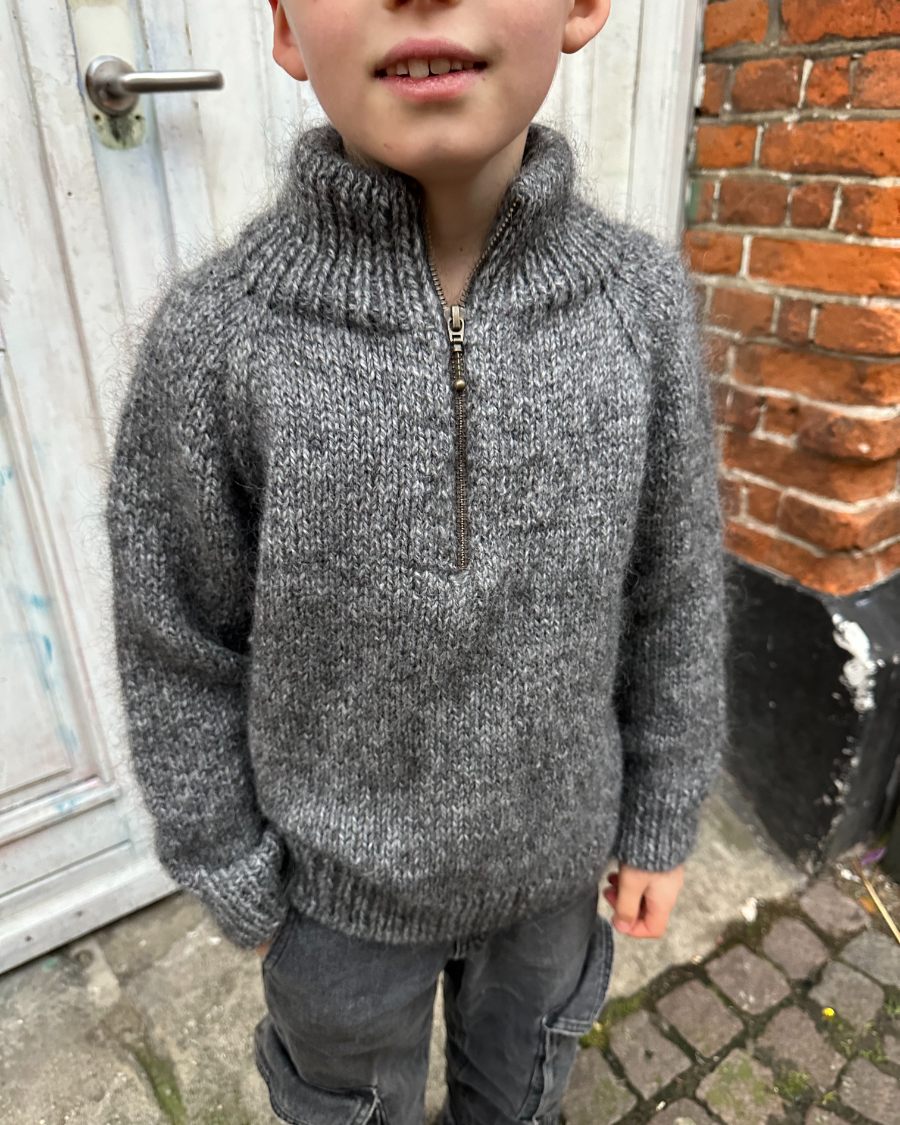 Dreng iført grå Zipper Sweater Junior