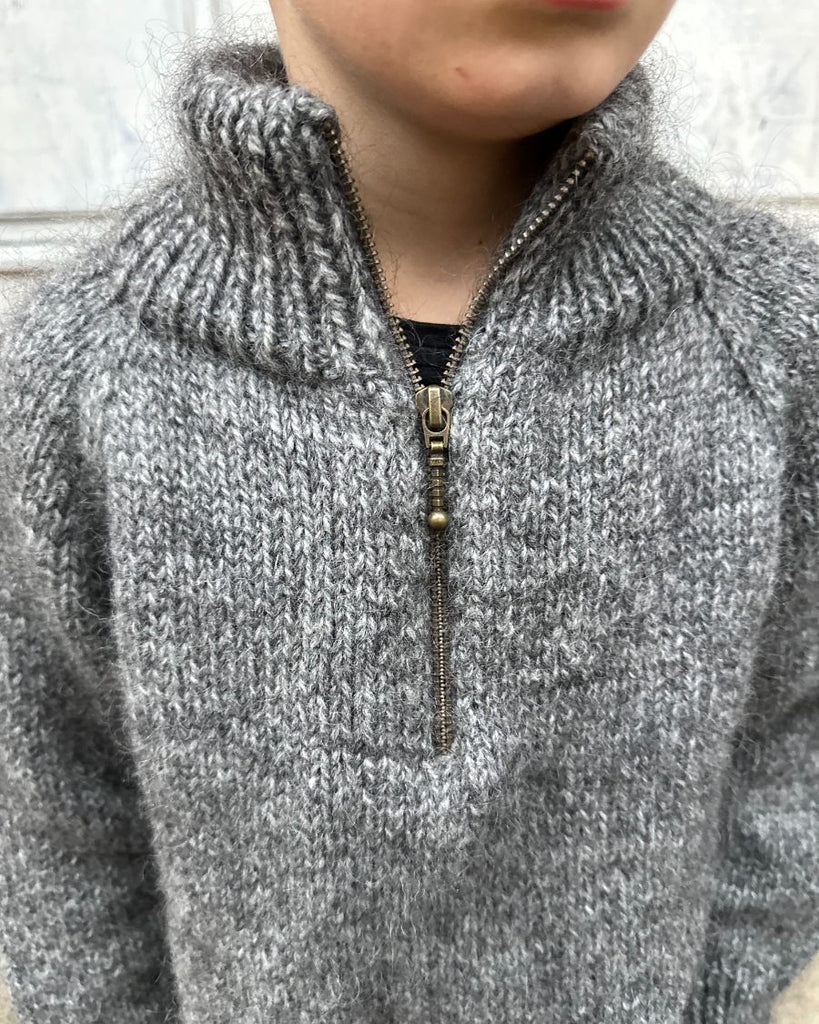 Detaljebillede af dreng iført grå Zipper Sweater Junior