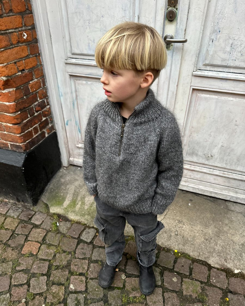 Dreng iført grå Zipper Sweater Junior