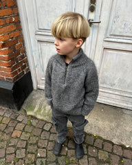 Dreng iført grå Zipper Sweater Junior
