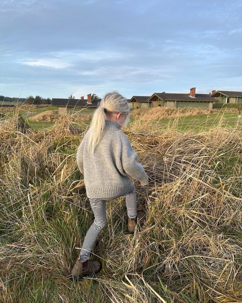 Pige iført lysegrå Zipper Sweater Light - Junior set bagfra