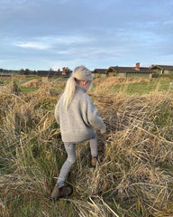 Pige iført lysegrå Zipper Sweater Light - Junior set bagfra