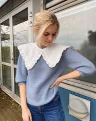 Kvinde iført lyseblå Novice Sweater – Mohair Edition
