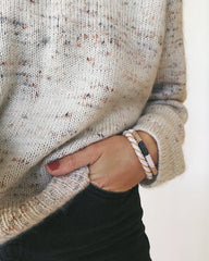 Detaljebillede af hvidnistret Ingen Dikkedarer Sweater