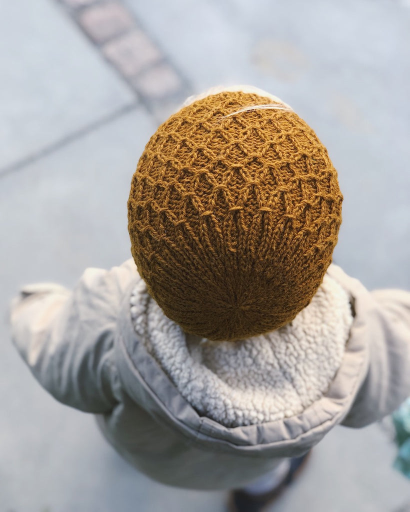 Barn iført okkerfarvet Karens Kyse