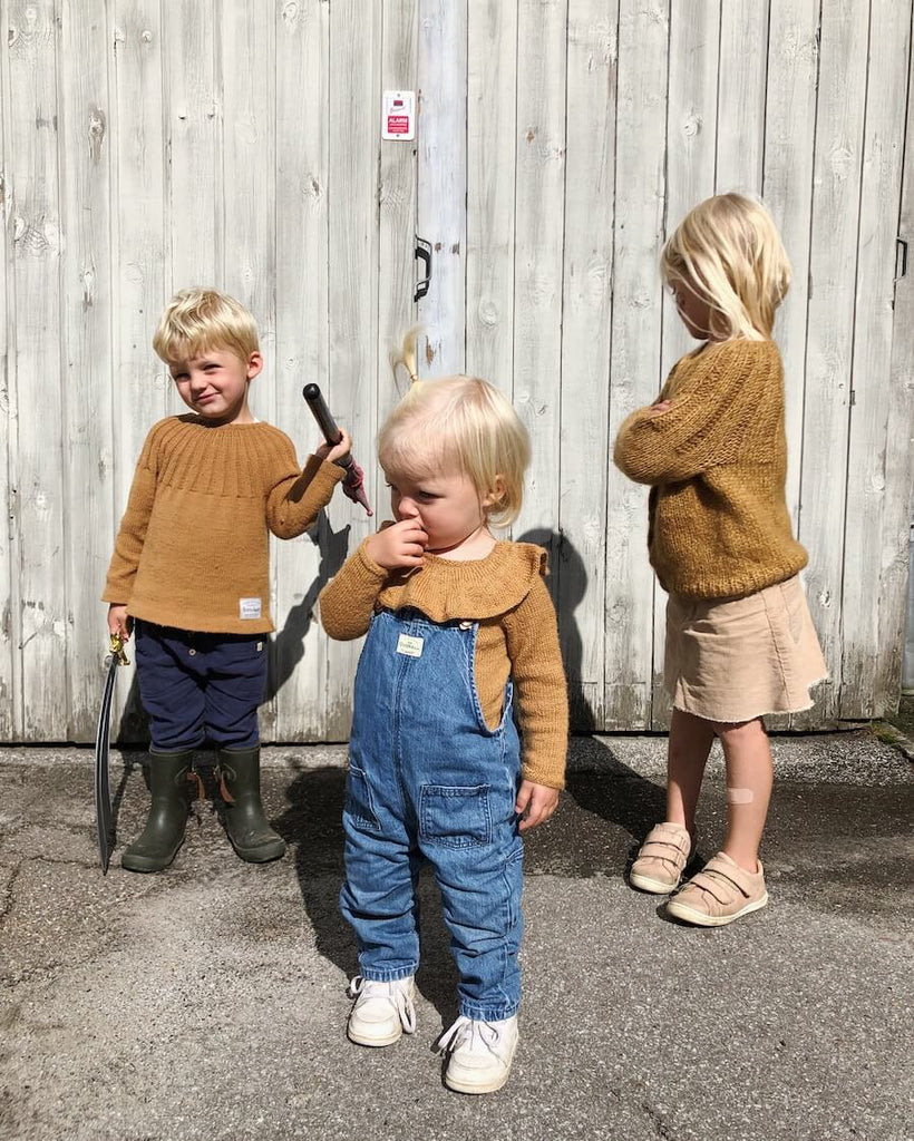 Pige iført okkerfarvet Sunday Cardigan Junior
