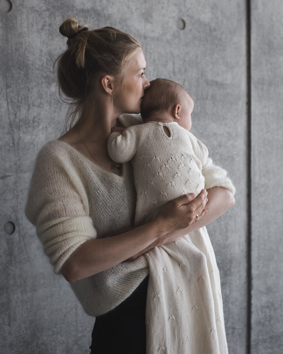 Baby iført hvid Ellens Dåbskjole