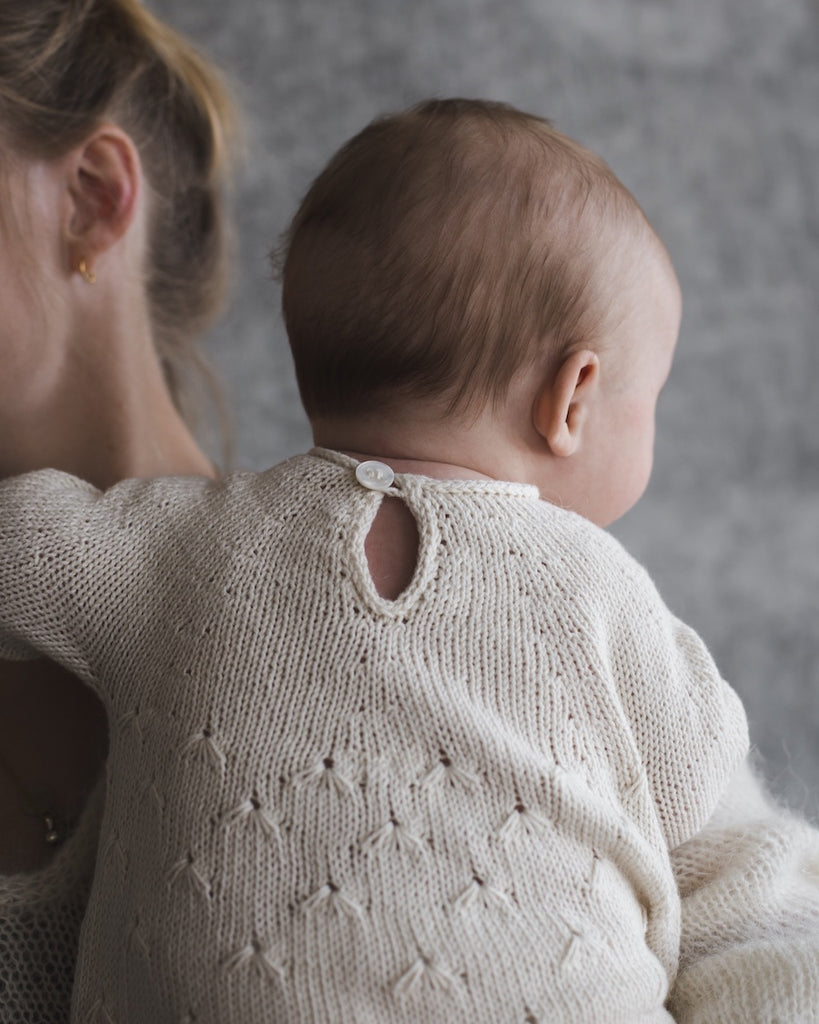 Closeup af hvid Ellens Dåbskjole