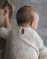 Closeup af hvid Ellens Dåbskjole