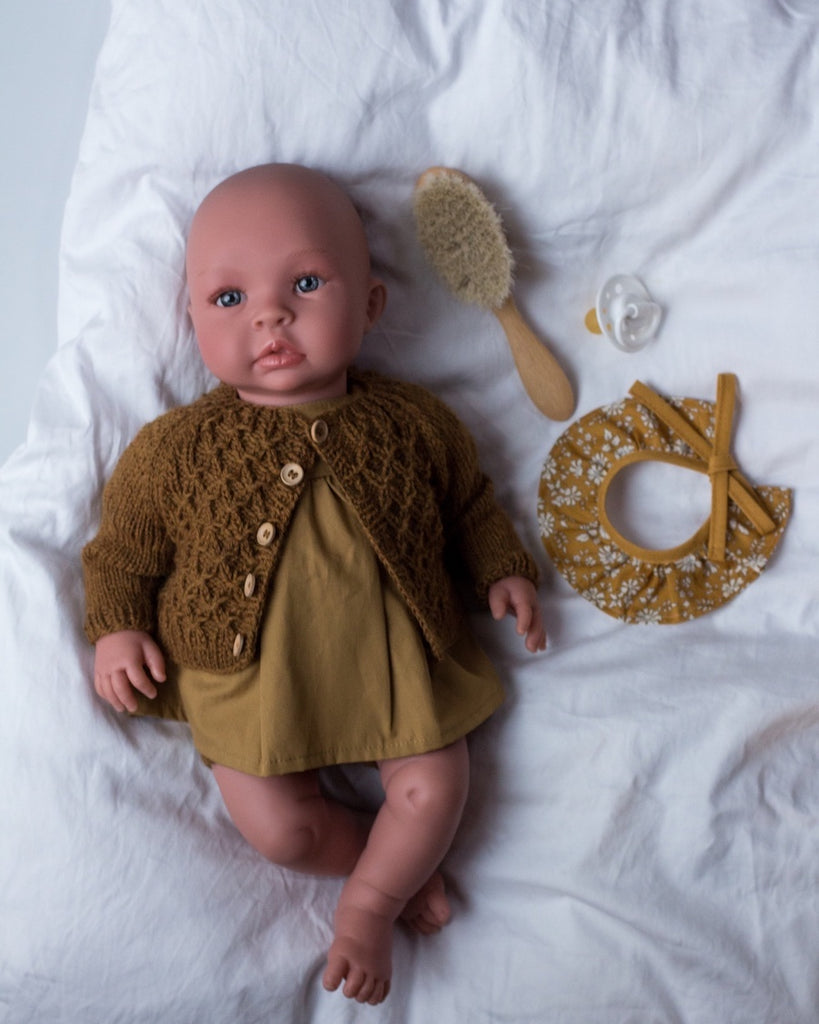 Dukke iført Carls Cardigan