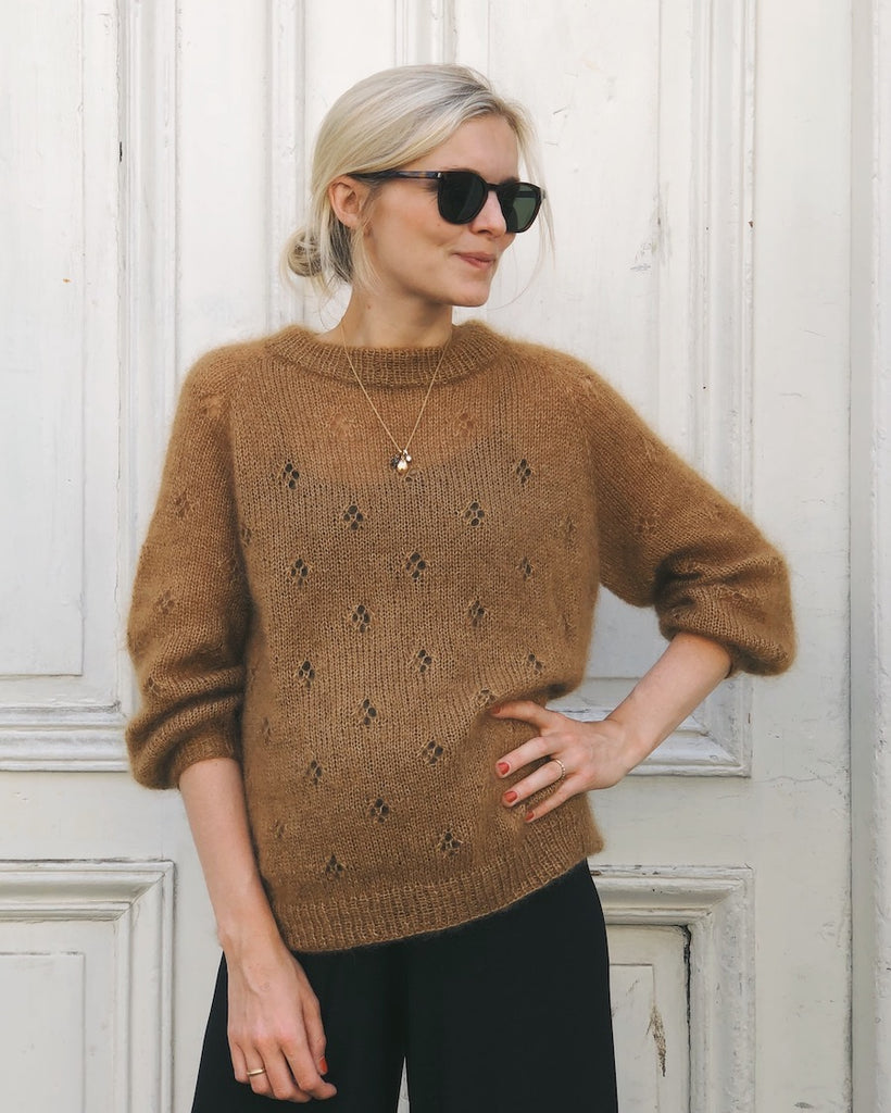 Kvinde iført brun Florence Sweater