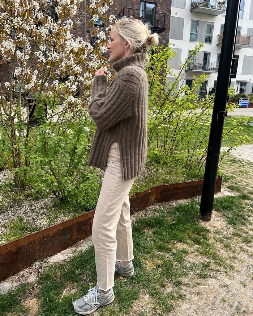 Kvinde iført brun Hazel Sweater