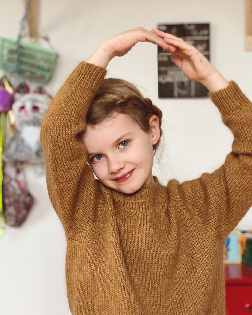 Barn iført brun Ingen Dikkedarer Sweater Junior