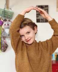 Barn iført brun Ingen Dikkedarer Sweater Junior